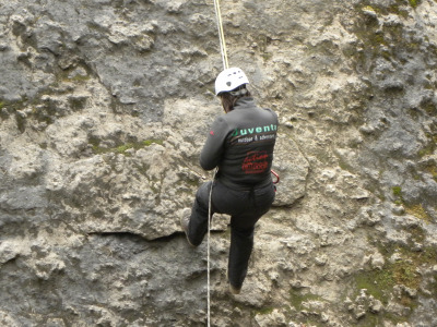 Outdoorprogramma met touwbruggen en challengeparcours